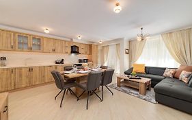 Deluxe And Central Garden Apartment